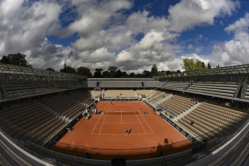 Che spettacolo a Parigi: i campi del Roland Garros coperti di neve (FOTO)