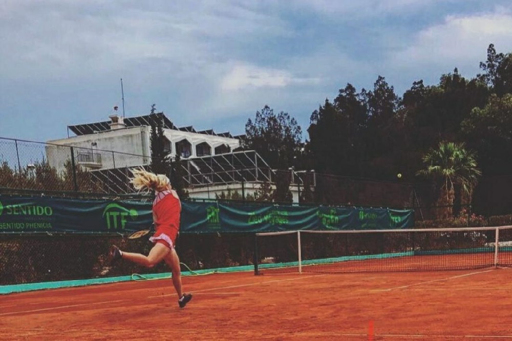 L’impresa di Francesca Jones, prima qualificazione slam per la tennista con le dita mancanti