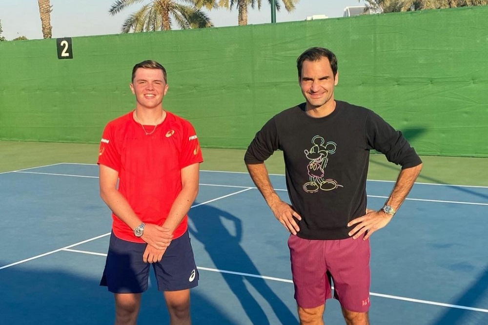 Federer si allena a Dubai con Stricker, il giovane svizzero: “Mi sono goduto ogni minuto”