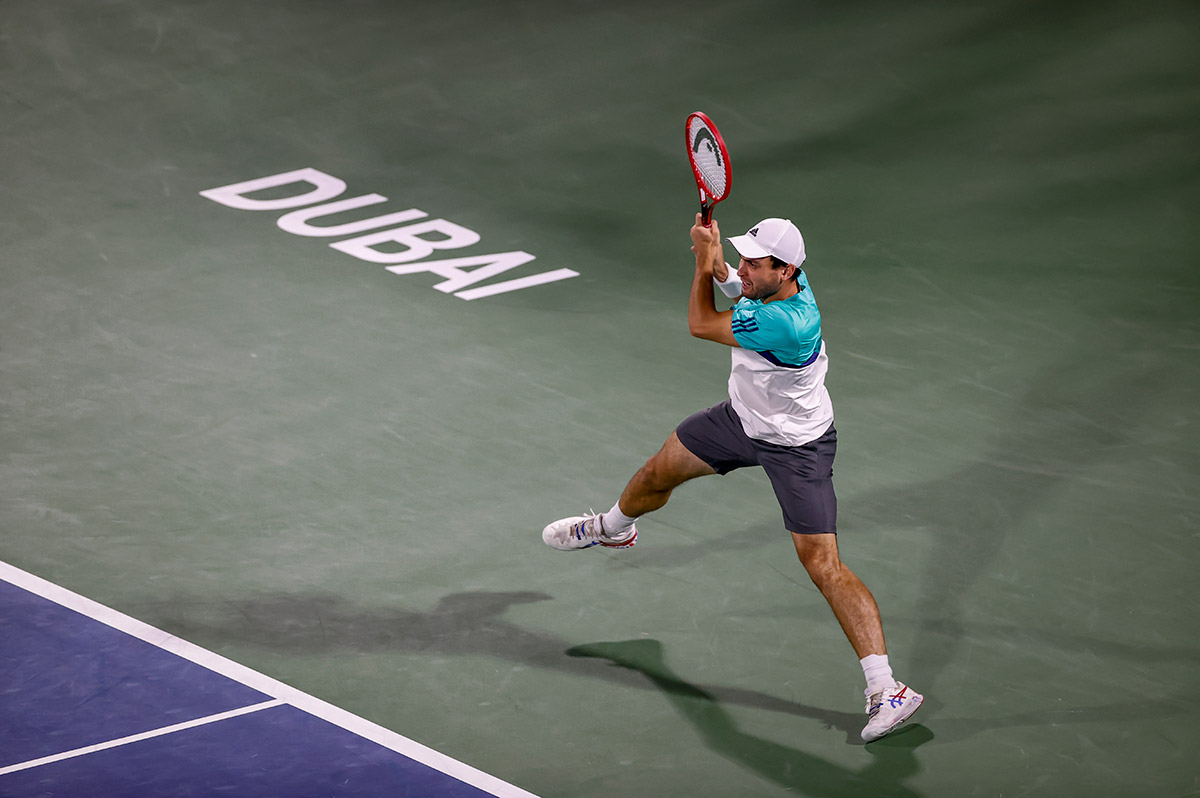 Karatsev, un tennista stile «swoosh»