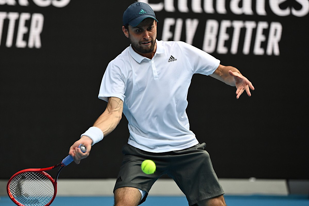 Aslan Karatsev ancora senza sponsor: ”Mischa Zverev mi ha prestato qualche maglietta”