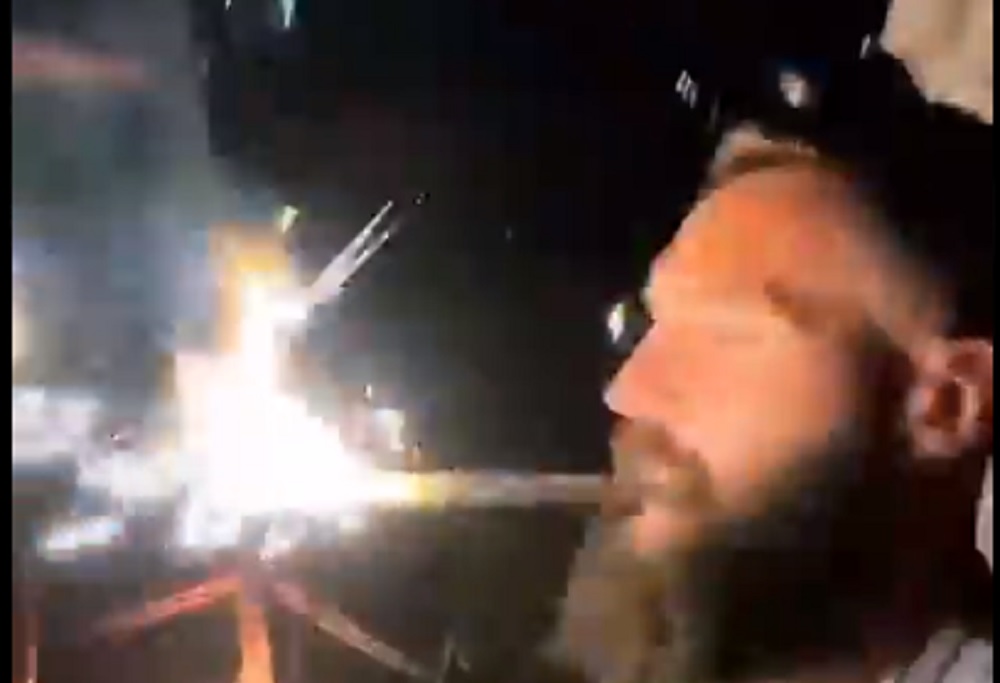 Paire senza freni, altra festa: “Smettete di parlare, è inutile” (VIDEO)