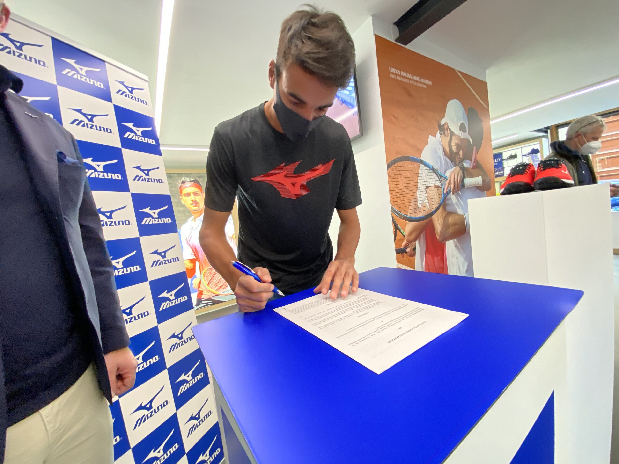 Lorenzo Sonego rinnova con Mizuno