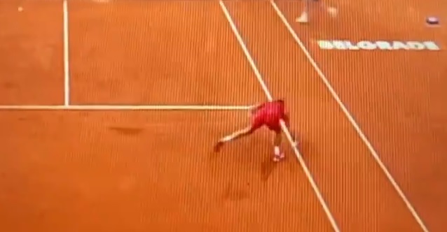 Belgrado, furia Djokovic: racchetta distrutta e penalty point (VIDEO)