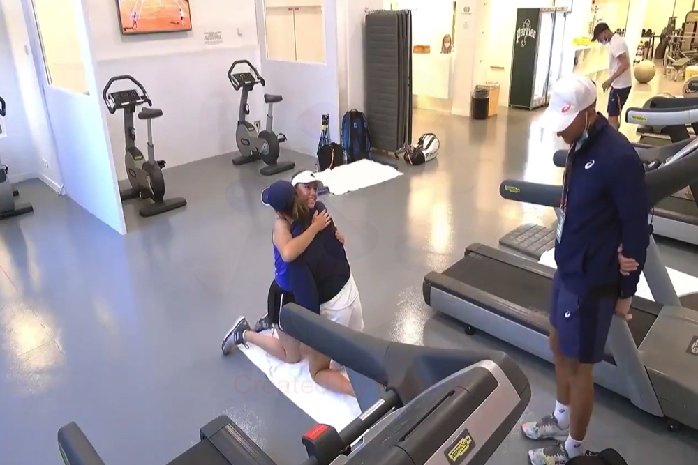 Juvan abbraccia Swiatek per augurarle buon compleanno nel pre-gara (VIDEO)