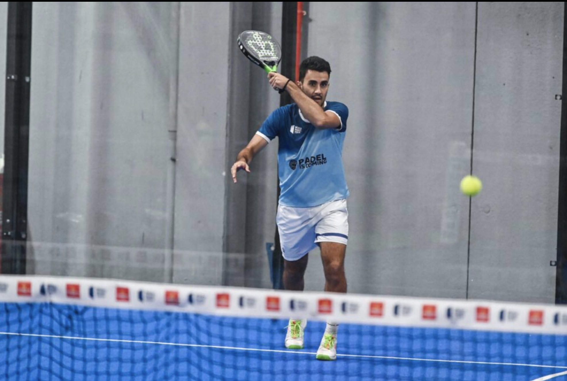 Padel, come eseguire il colpo fondamentale: il servizio