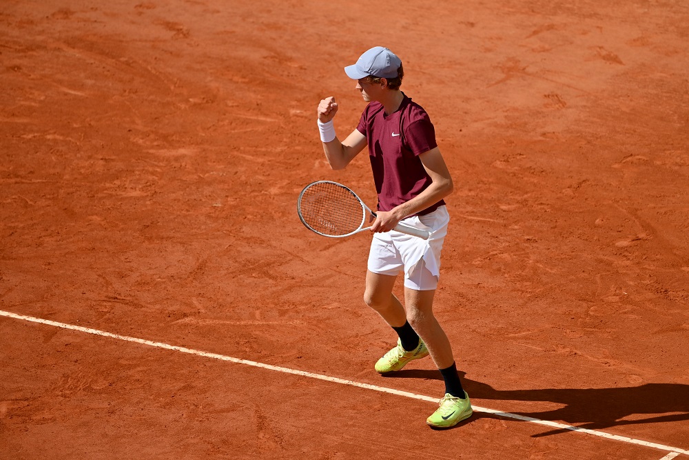 Jannik Sinner vince, convince e raggiunge Nadal al secondo turno