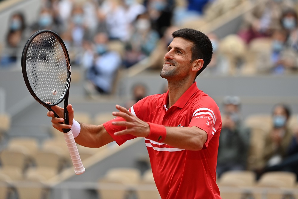 Djokovic splende sullo Chatrier e si regala una semifinale con Nadal: Berrettini esce a testa alta
