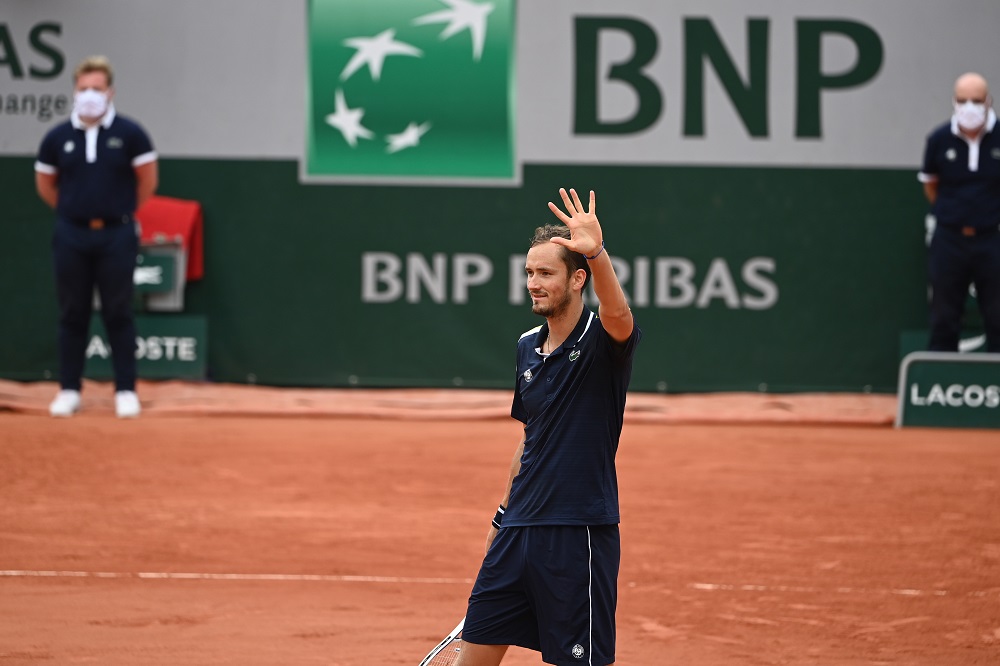 Roland Garros: un super Medvedev vince ancora, Tsitsipas prosegue spedito