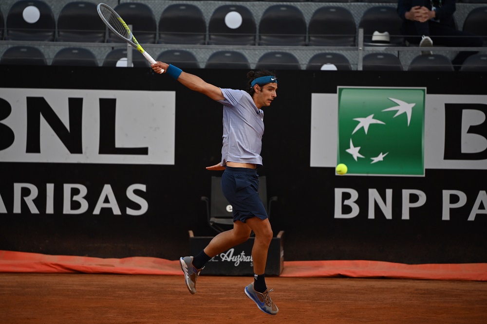 Vola Musetti a Parigi: altra vittoria in tre set, sconfitto Nishioka