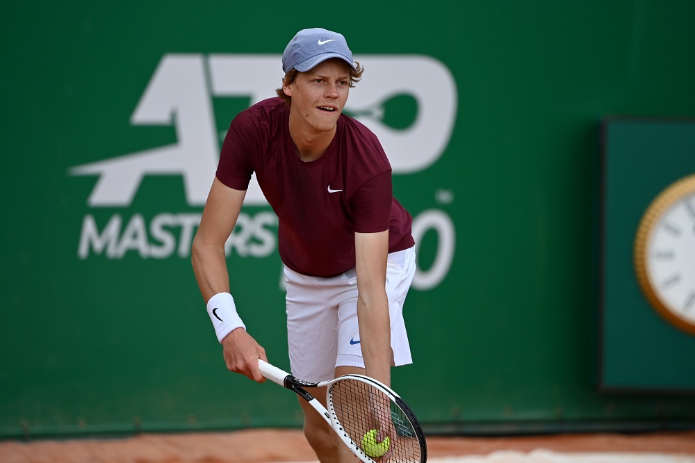 Sinner parla di Federer: “Ha scritto la storia del tennis, sarebbe un onore affrontarlo”