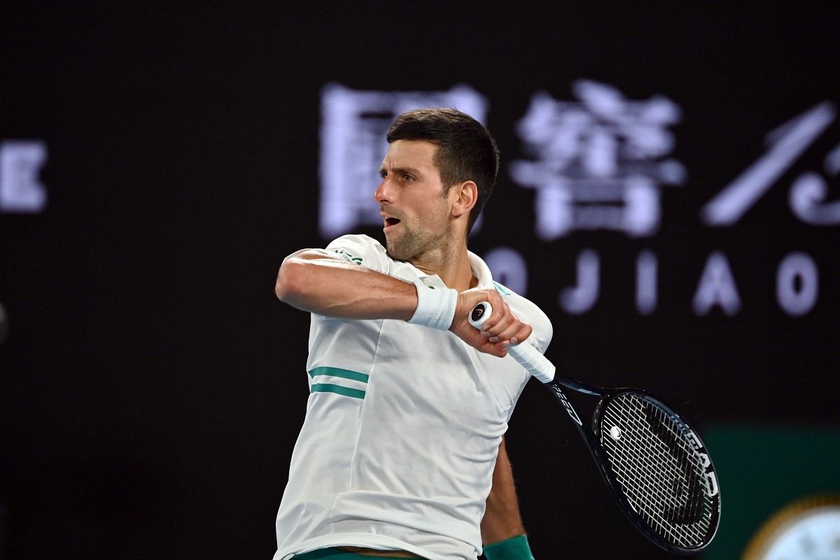 Tokyo 2020, Djokovic lancia la racchetta in tribuna (VIDEO)