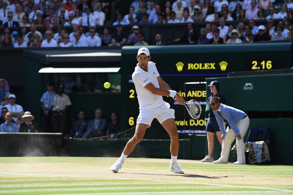 Wimbledon: Djokovic si ribella alla storia e vola agli ottavi, passa anche Bautista