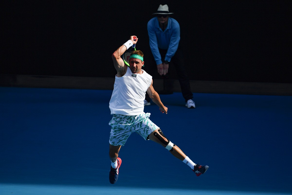 Sandgren come Djokovic, colpisce un giudice di linea e perde il match (VIDEO)