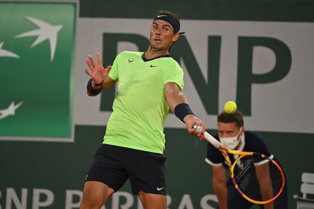 Rafael Nadal gioca contro il tennista più anziano del mondo