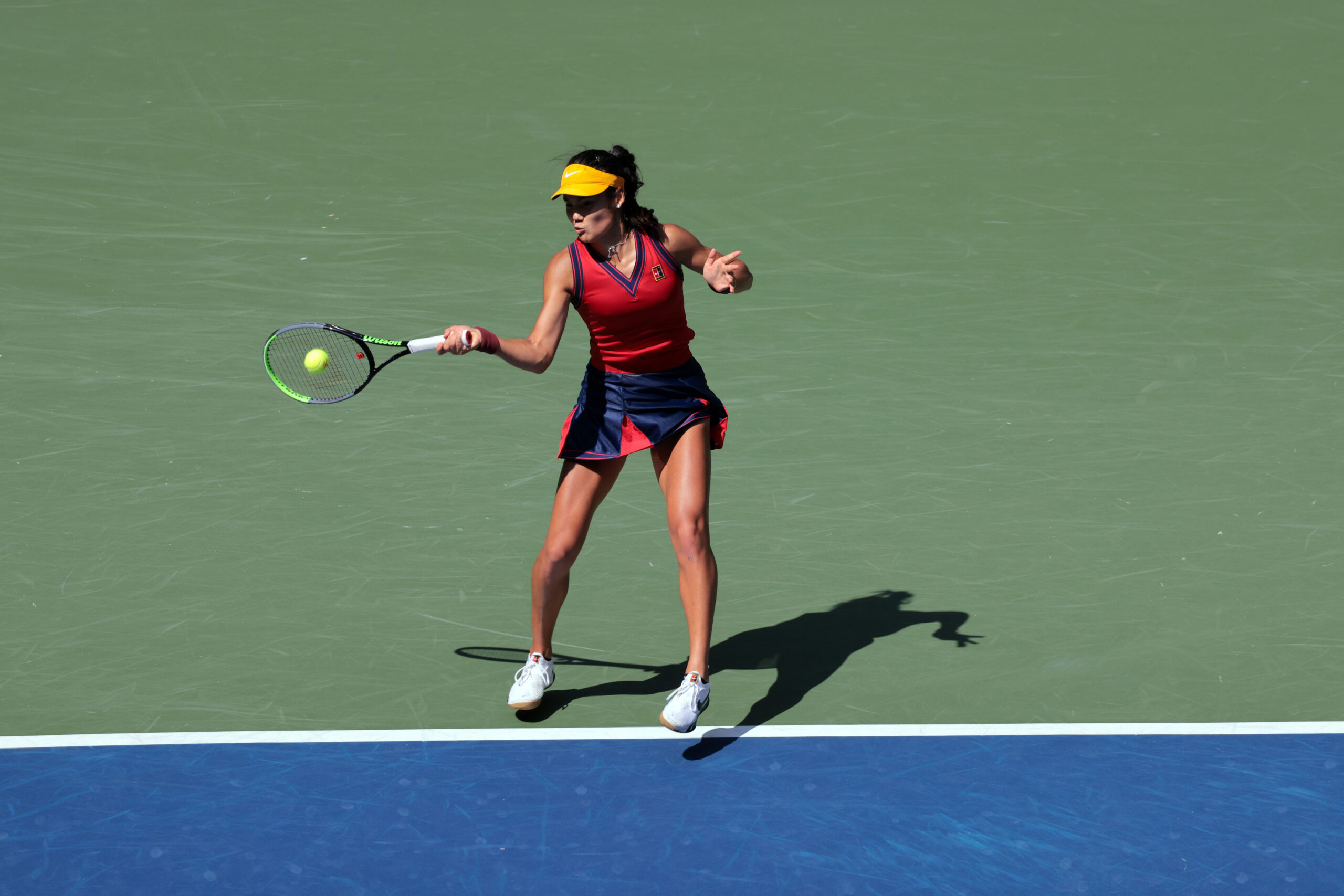 WTA Cluj-Napoca: Raducanu vince in tre contro Hercog. Prima vittoria in un torneo WTA