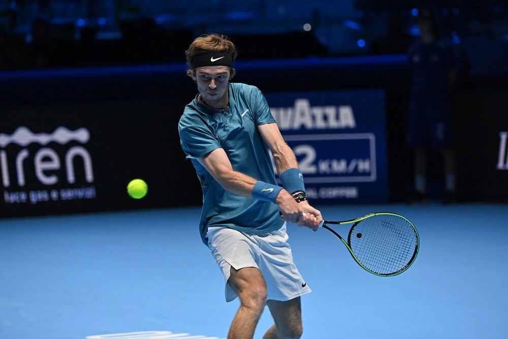 Esibizione Abu Dhabi,  Andrey Rublev trionfa in due set su Murray. Terzo Shapovalov