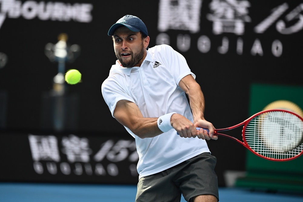 ATP Sydney: Sonego cede in tre set a Karatsev, ennesimo infortunio per Goffin