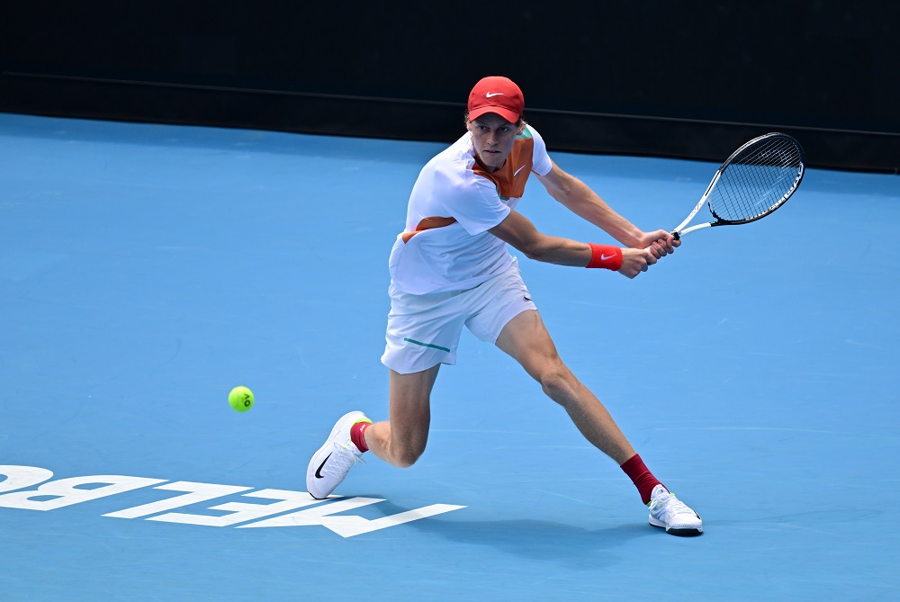 Australian Open, Sinner illumina la notte a Melbourne: battuto Johnson in tre set