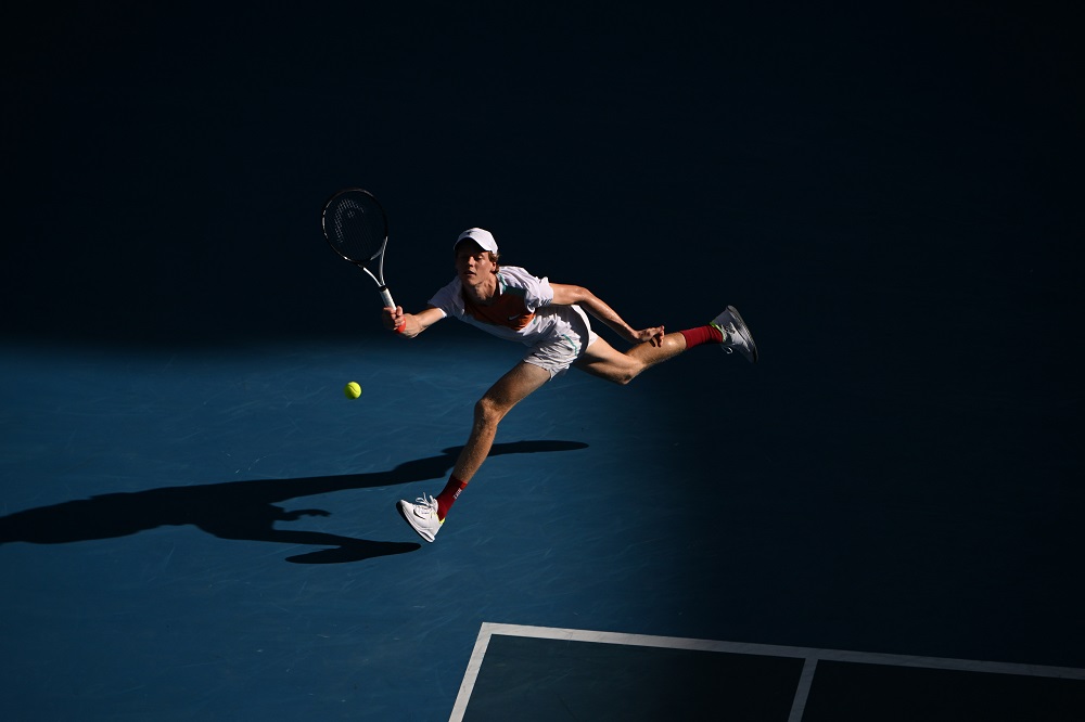Australian Open, Sinner va a scuola da Tsitsipas: il greco vola in semifinale