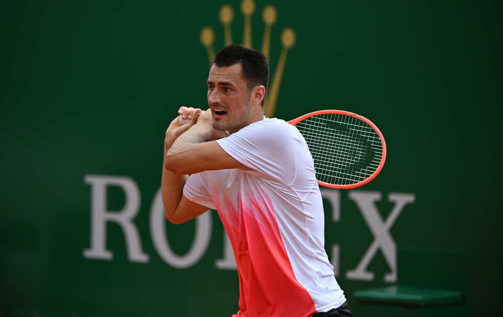 Australian Open, le parole di Bernard Tomic al giudice si sedia: “Scommettiamo una cena che ho il Covid?”