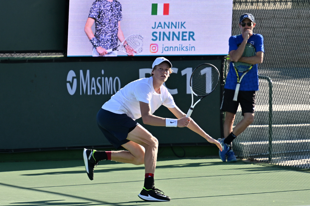 Masters 1000 Indian Wells, un Sinner non al meglio batte in tre set Bonzi e vola agli ottavi