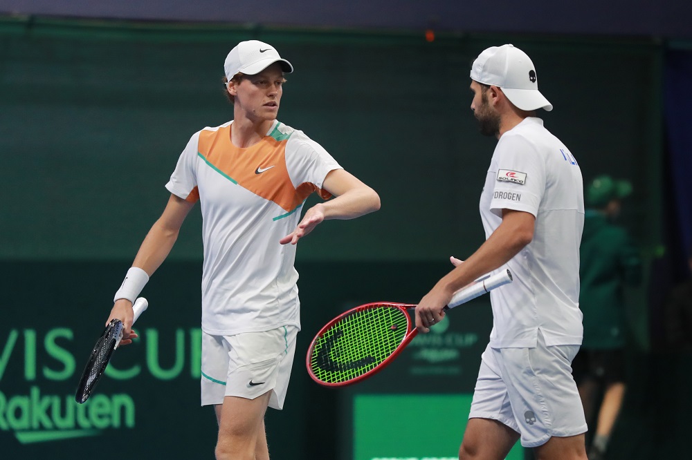 Coppa Davis, altro tonfo per l’Italia: Bolelli e Sinner perdono in doppio, Slovacchia sul 2-1
