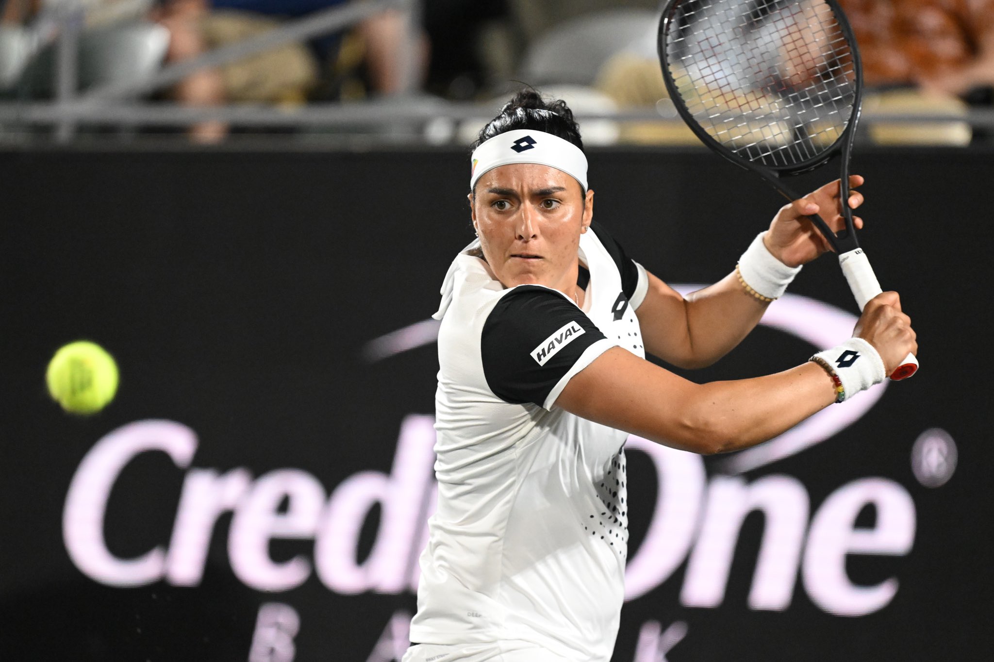 WTA Charleston, il match più pazzo del torneo premia Jabeur: sarà finale contro Bencic