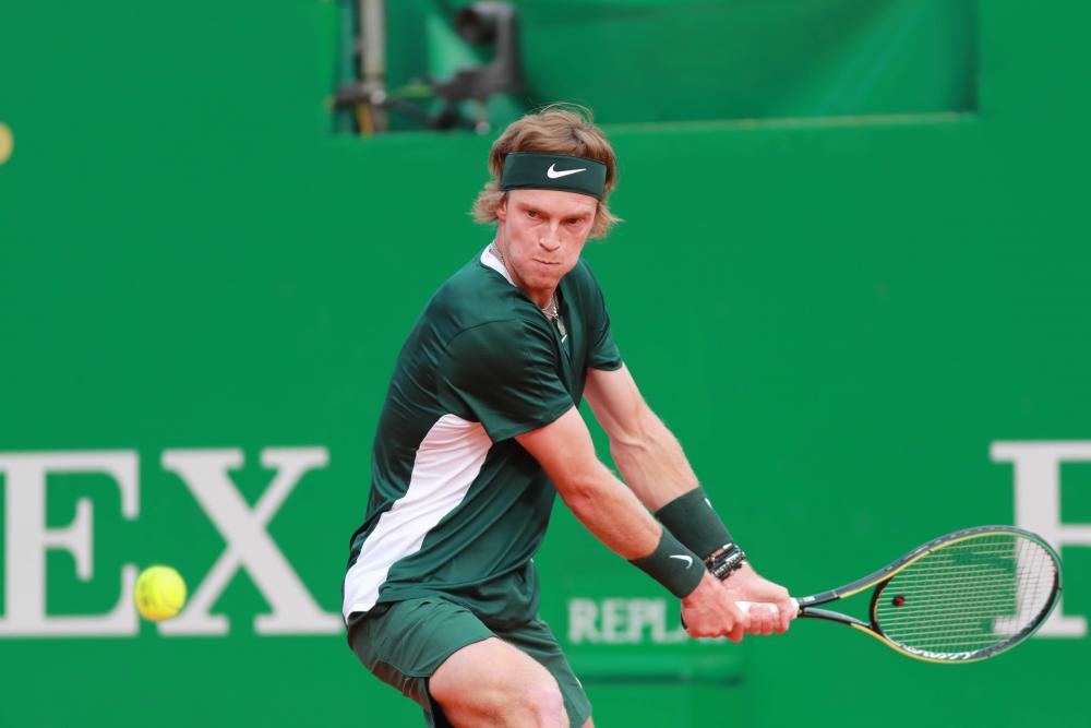 Roland Garros, Rublev colpisce un addetto al campo e si scusa: “Gesto inaccettabile, non accadrà più”