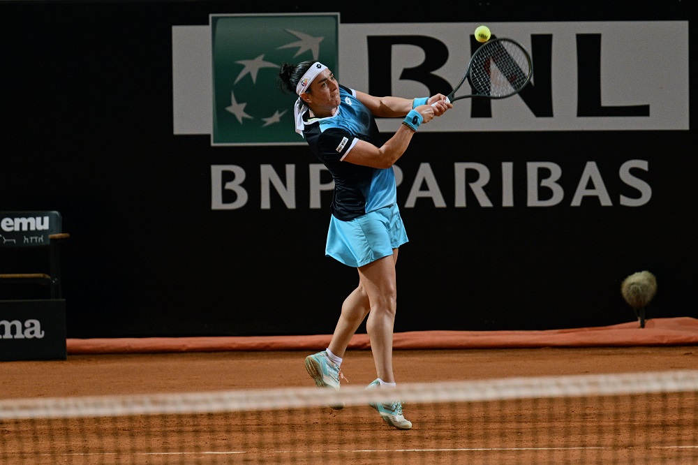 Roland Garros, c’è subito una sorpresa: Jabeur cade contro Linette