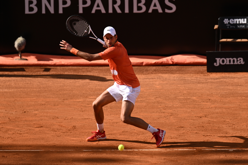 Internazionali BNL d’Italia, prima gioia stagionale per Djokovic: sconfitto Tsitsipas in due set