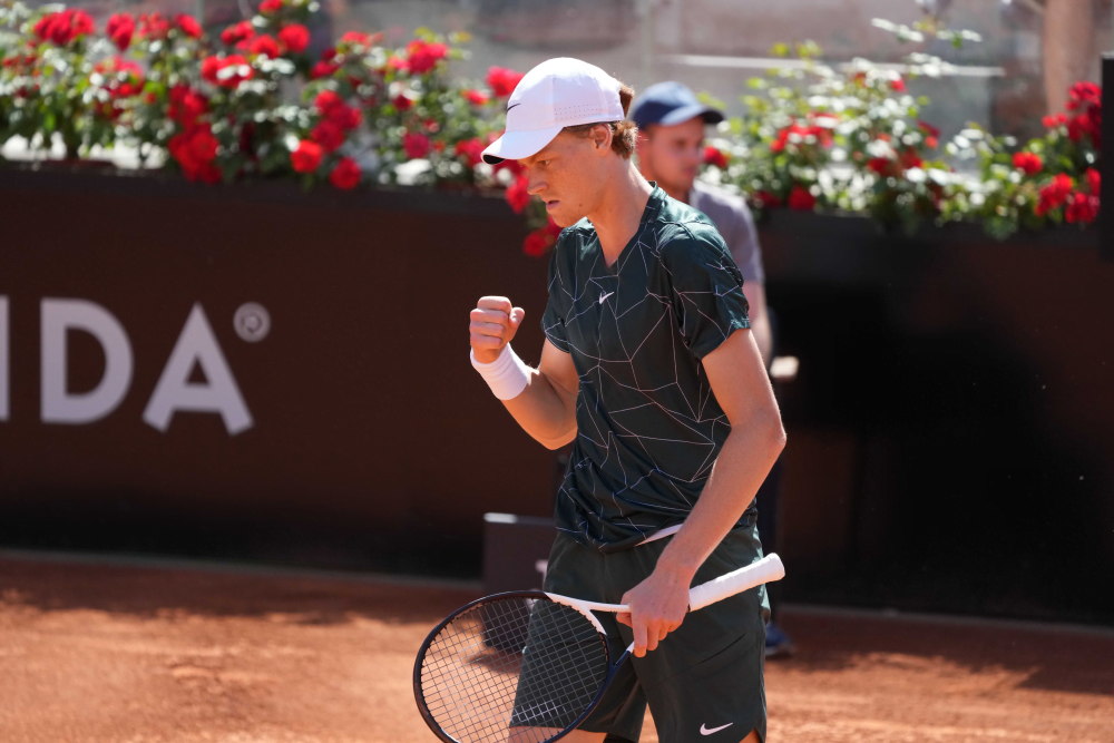 Roland Garros, che cuore Sinner: supera McDonald in tre set e approda agli ottavi di finale