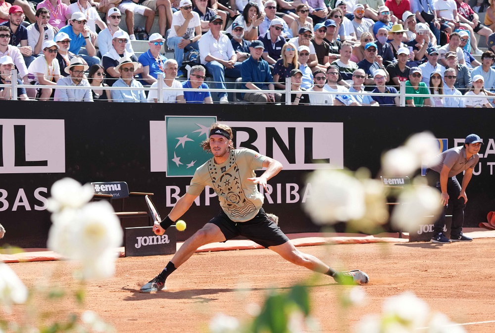 Internazionali BNL d’Italia, dal baratro all’estasi: Tsitsipas annulla due match point e batte Dimitrov