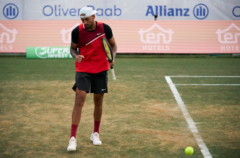 ATP 250 Maiorca, Kyrgios show: arriva al circolo in Vespa (VIDEO)
