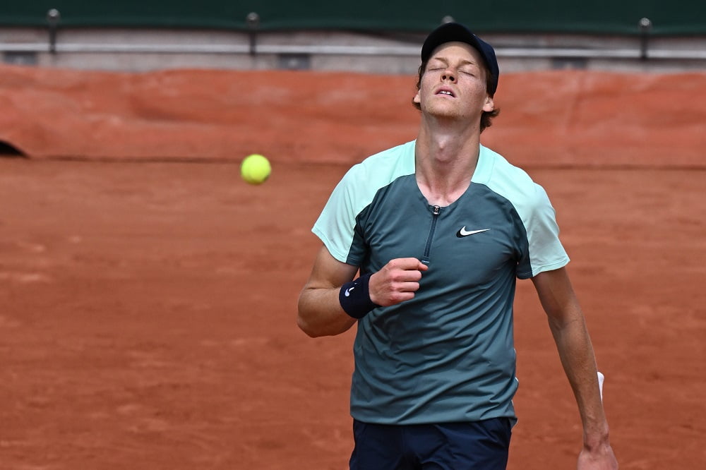 Jannik Sinner pronto al rientro: “Il ginocchio sta meglio, ci vediamo ad Eastbourne”