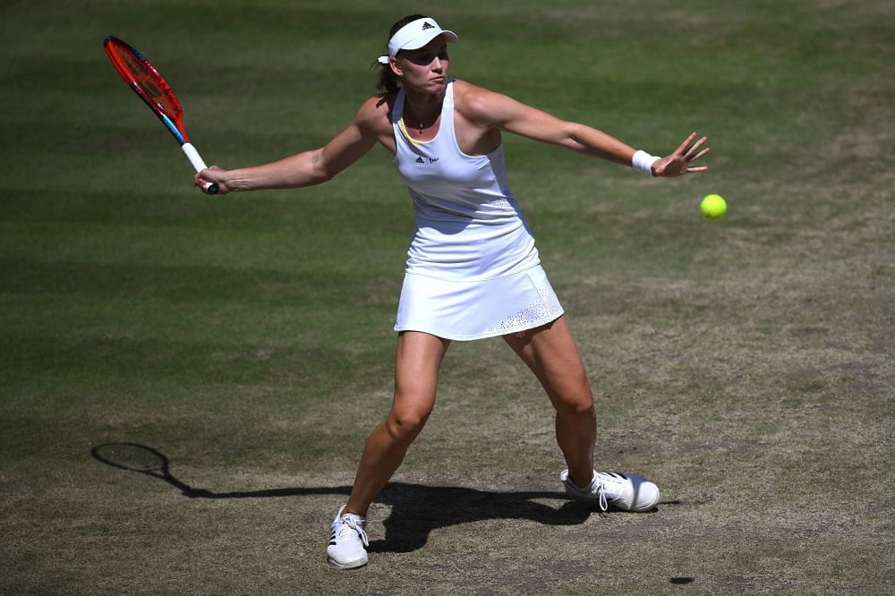 Wimbledon, Rybakina straordinaria: rimonta Jabeur e conquista il suo primo Slam