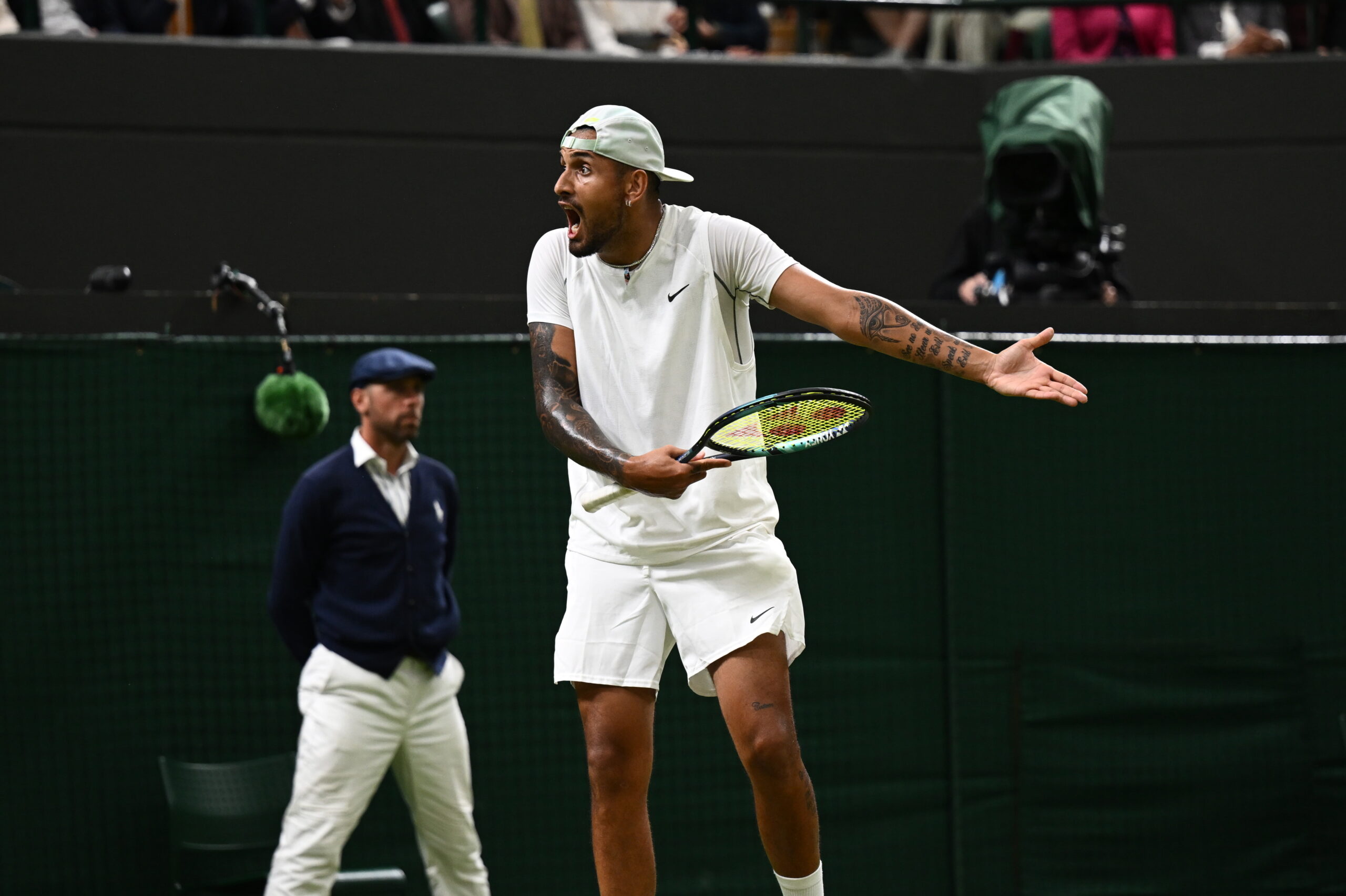 Polemiche a Wimbledon, Tsitsipas accusa: “È un bullo”. Kyrgios risponde: “Io sono amato, lui no”