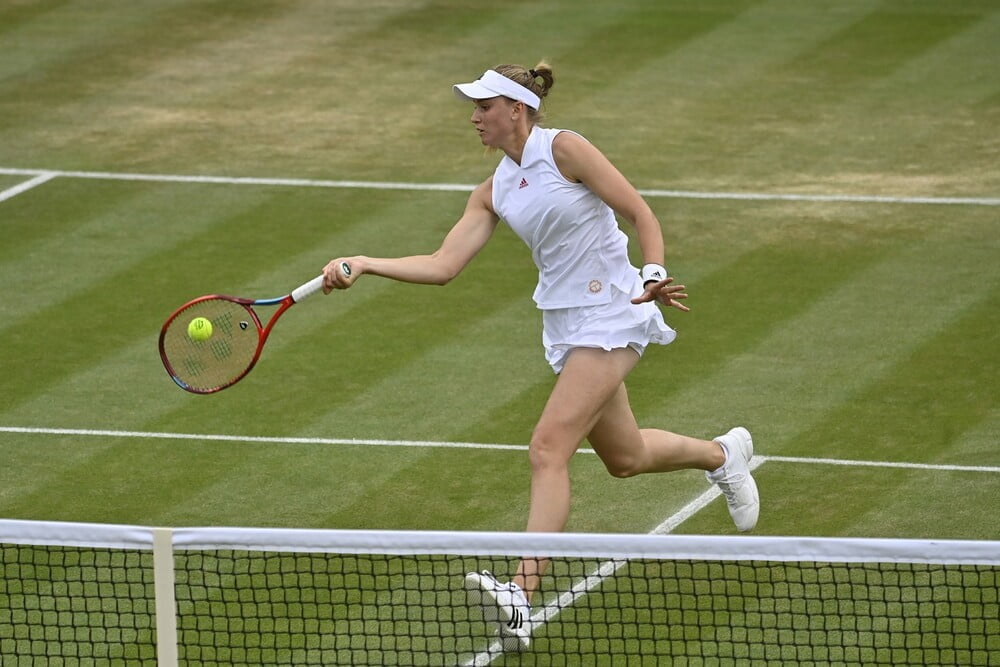 Wimbledon, Rybakina è perfetta: supera con un doppio 6-3 Halep e raggiunge la sua prima finale in uno Slam