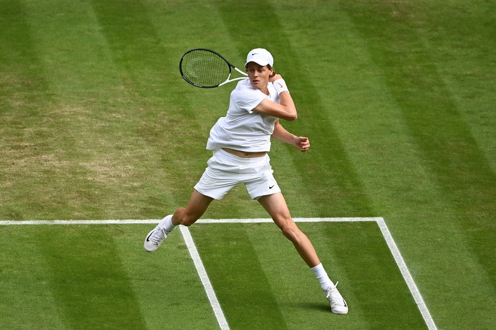 Wimbledon, Djokovic non muore mai: Sinner illude per due set, poi si inchina