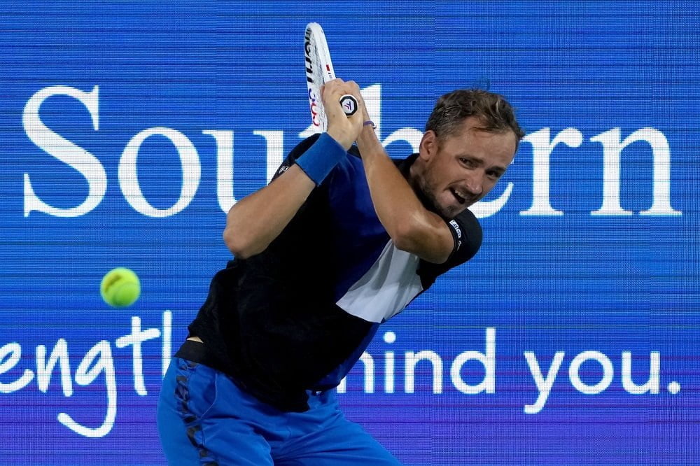 Numeri uno in campo a Cincinnati: Medvedev convince contro Shapovalov, Swiatek out