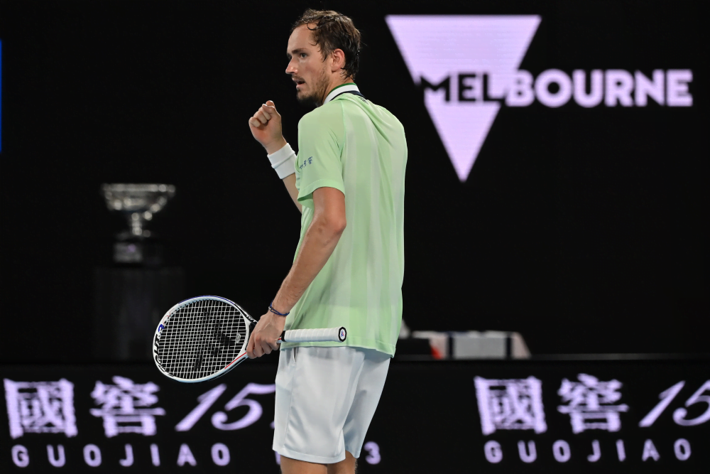 Masters 1000 Cincinnati: Medvedev supera Fritz e torna in semifinale, Tsitsipas passa in tre set su Isner