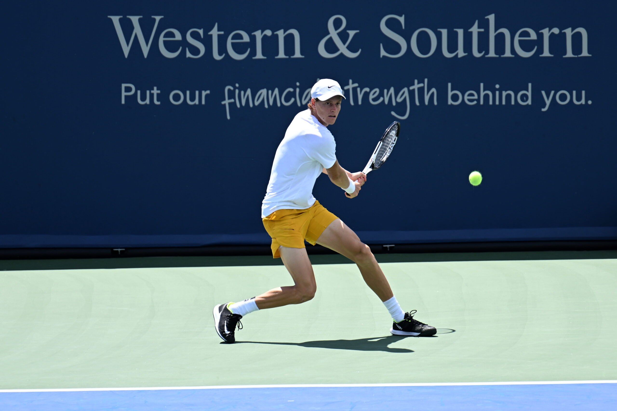 Masters 1000 Cincinnati, due match point non bastano a Sinner: Auger-Aliassime ai quarti