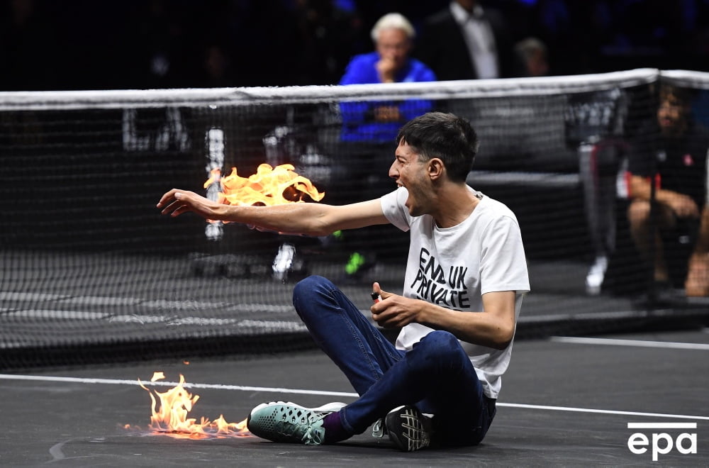 Laver Cup, un attivista entra in campo e dà fuoco al suo braccio destro
