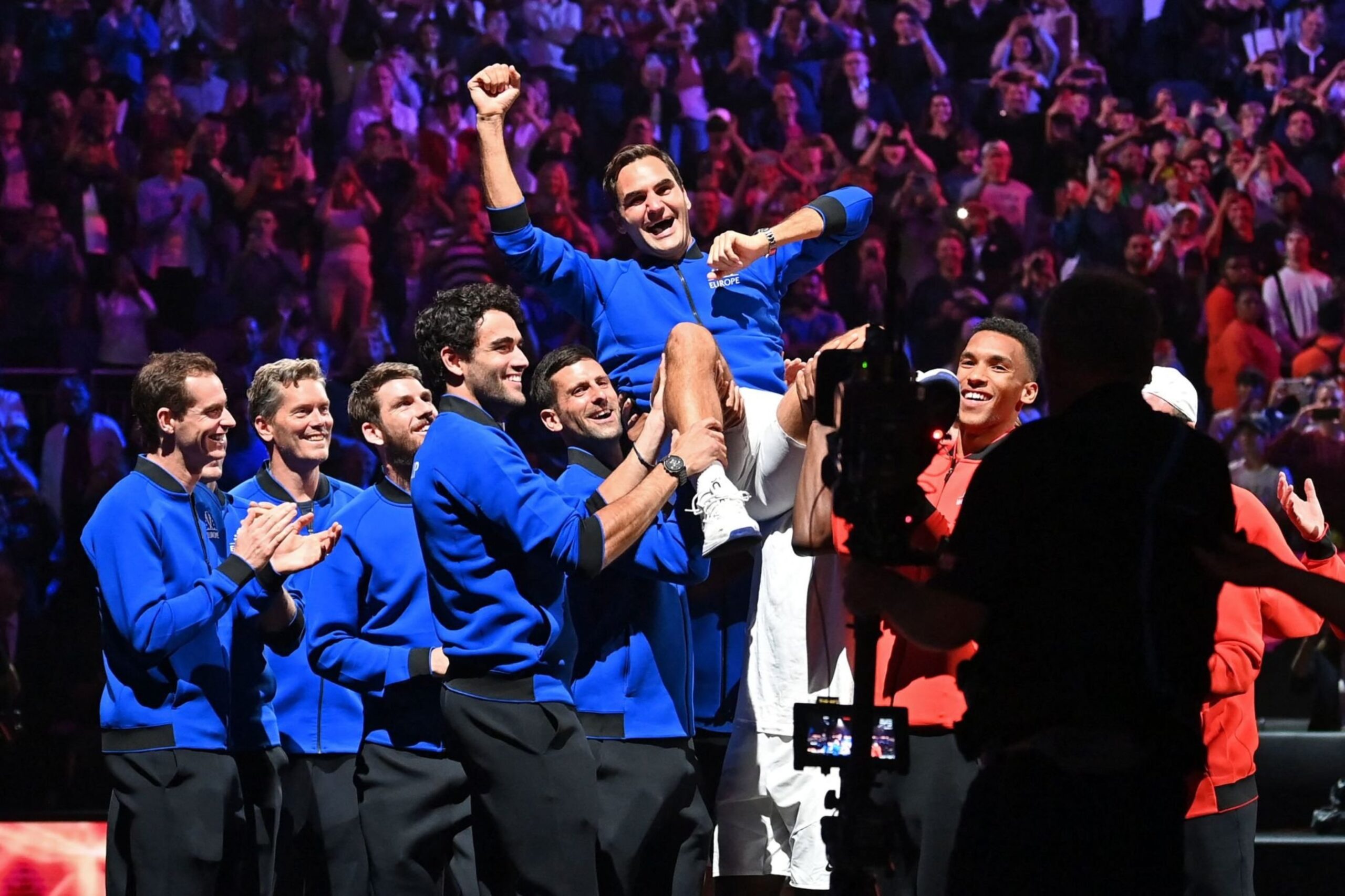 Federer lascia il tennis e Nadal scoppia in lacrime durante la cerimonia (VIDEO)