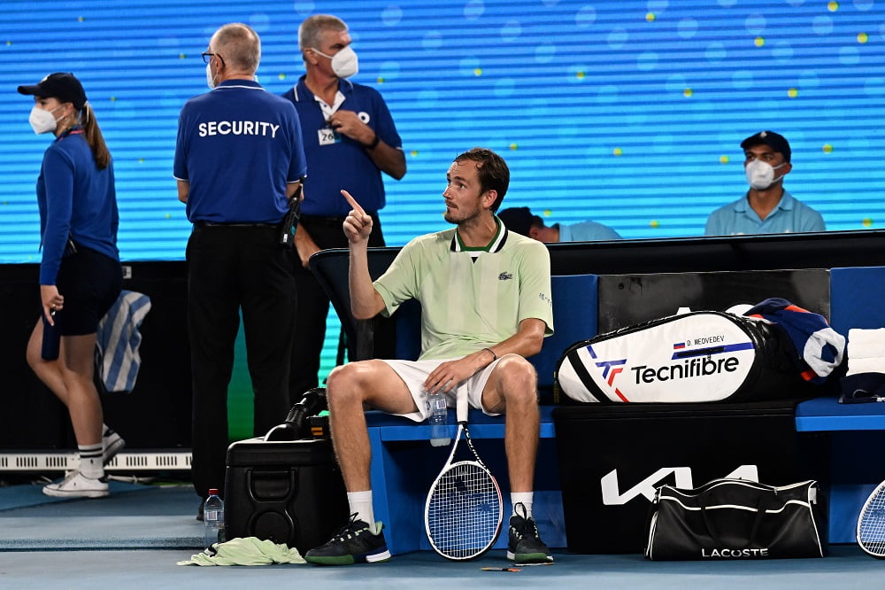 ATP 250 Metz: Medvedev risponde agli insulti del pubblico francese con gesti da “scimmia”