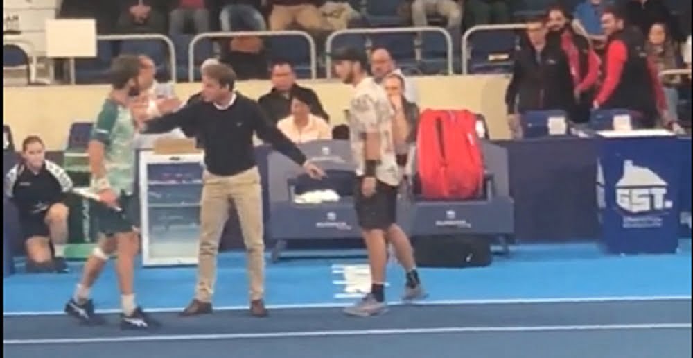 Challenger Orleans, scintille tra Adrian Andreev e Corentin Moutet: vanno a rete e si spintonano nel dopo partita (VIDEO)