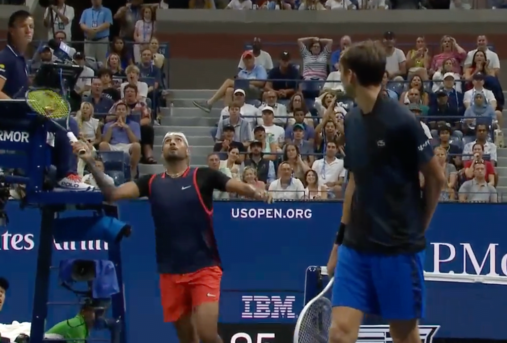 La pazzia di Nick Kyrgios: colpisce la palla ancor prima che rimbalzi facendo invasione (VIDEO)