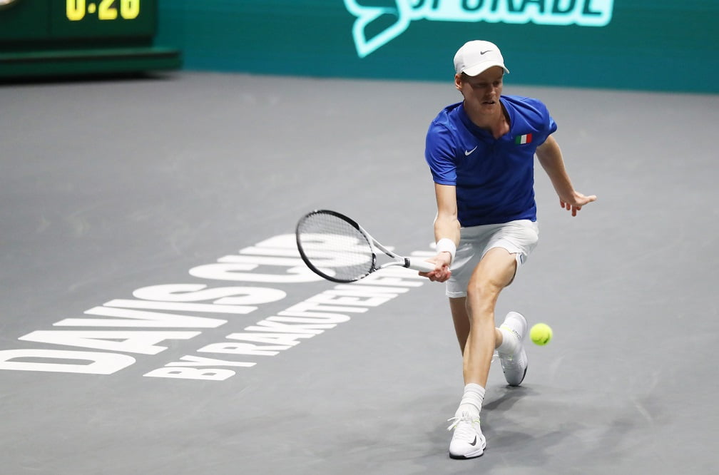 Davis Cup Finals, Sinner balbetta contro Mikael Ymer: sarà il doppio a decidere Italia-Svezia
