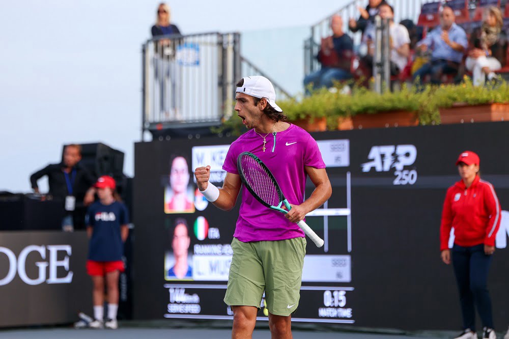 È apoteosi azzurra a Napoli: Musetti elimina Kecmanovic e raggiunge Berrettini in finale