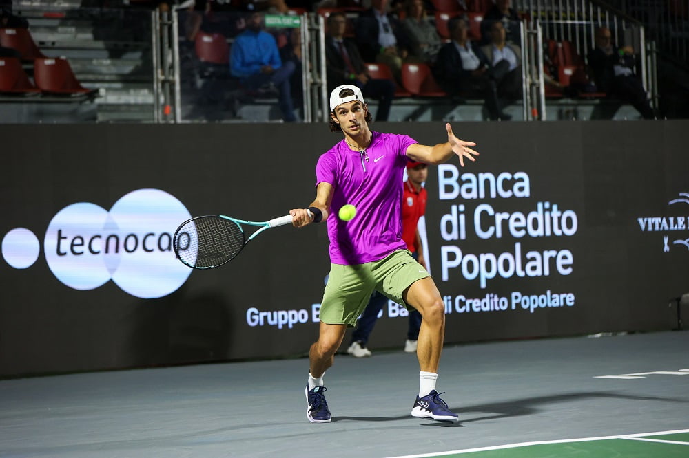 Tennis Napoli Cup, Musetti sconfigge Djere in due set e vola ai quarti